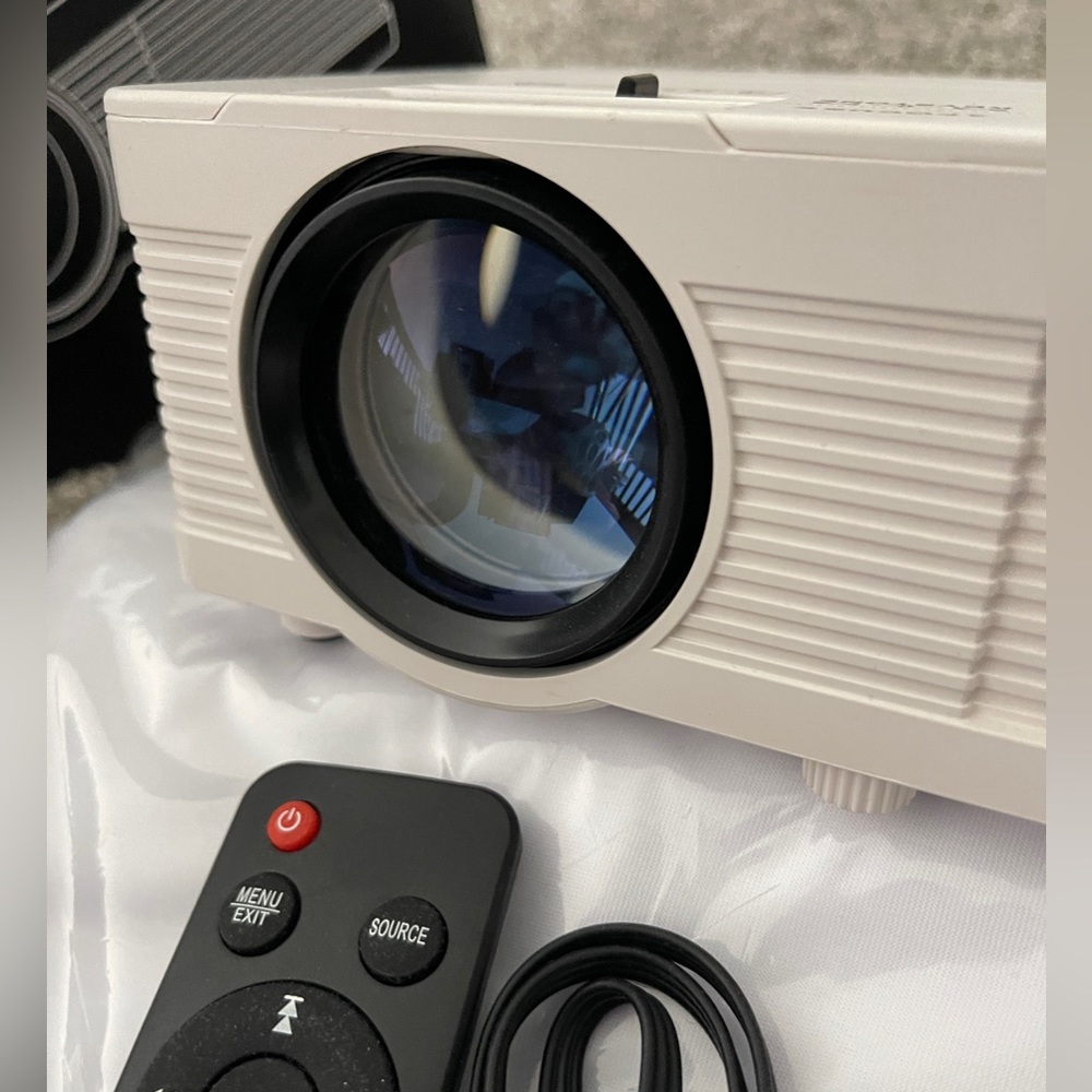QKK Mini QK02 Projector - Picture 4 of 4